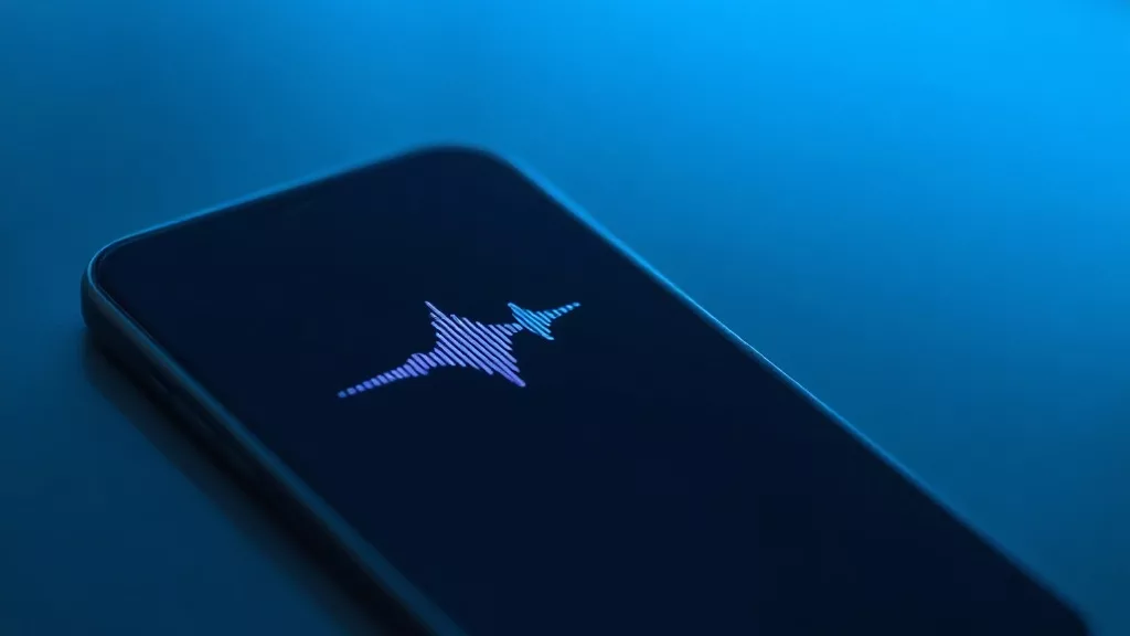 Интерфейс голосового ИИ-помощника Siri AI на экране смартфона Apple