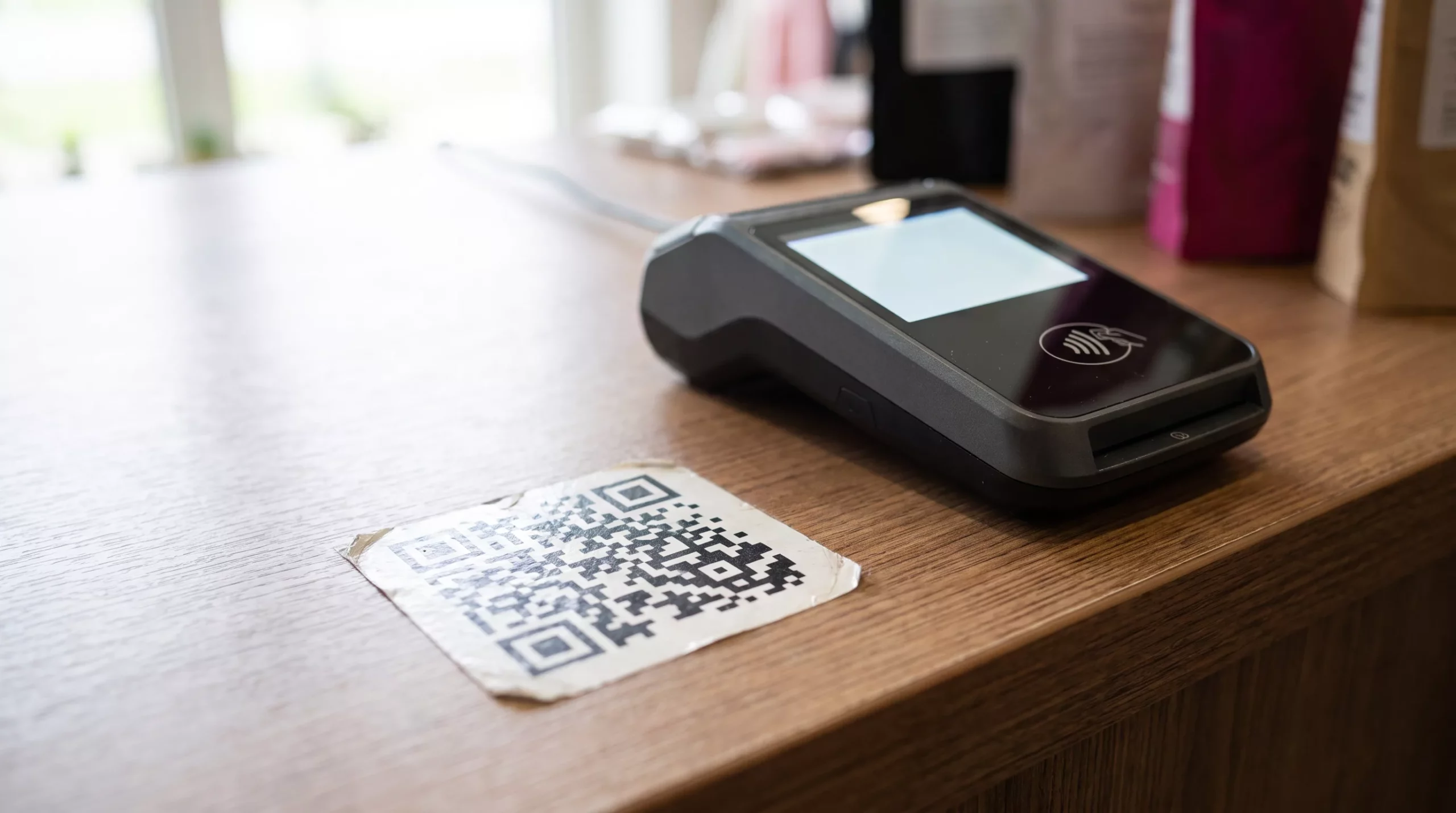 Распечатанный Kaspi QR для бизнеса на кассе розничного магазина