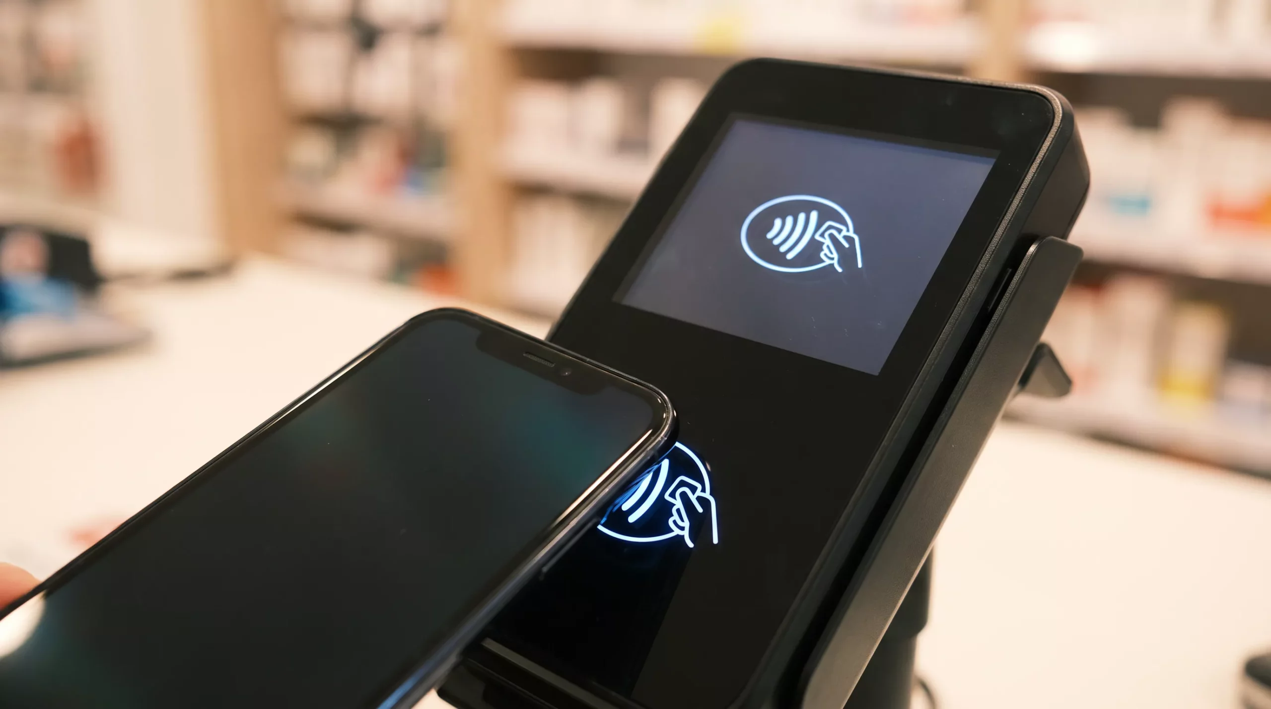 Kaspi Gold Google Pay: смартфон оплачивает покупку через NFC-терминал