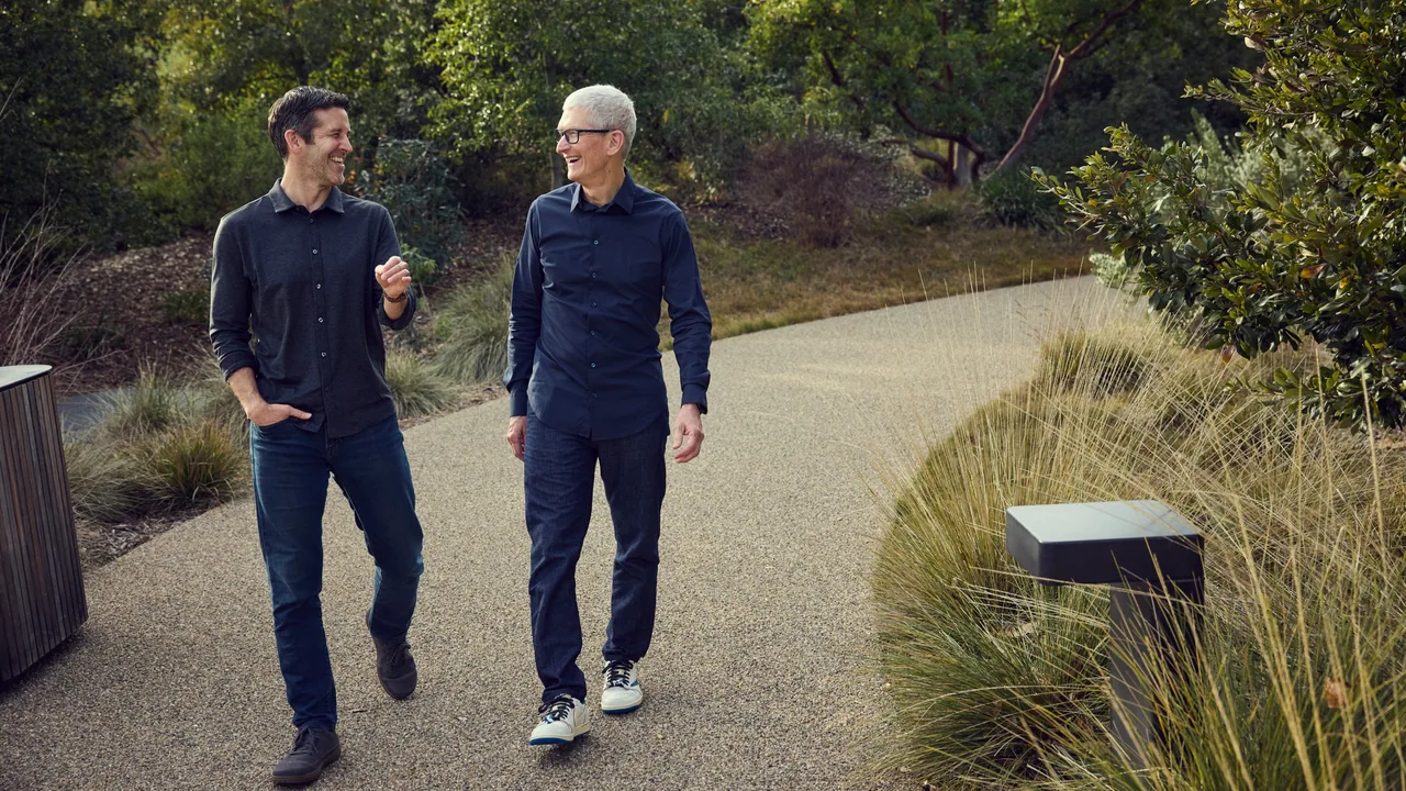 Джон Тернус и Тим Кук идут по дорожке в Apple Park