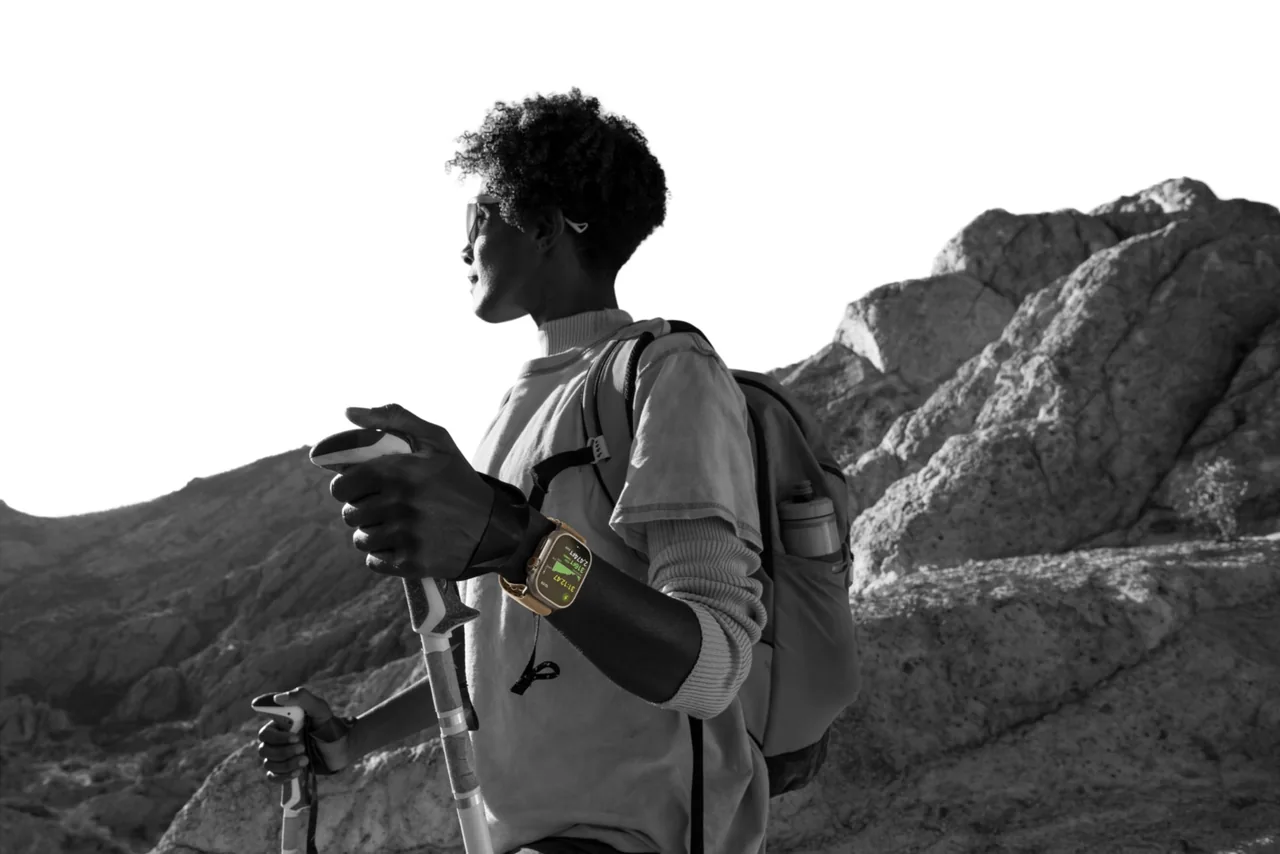 Турист с Apple Watch Ultra 4 и треккинговыми палками в горах